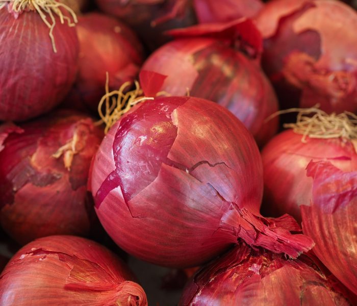Korzyści zdrowotne ze spożywania czerwonej cebuli