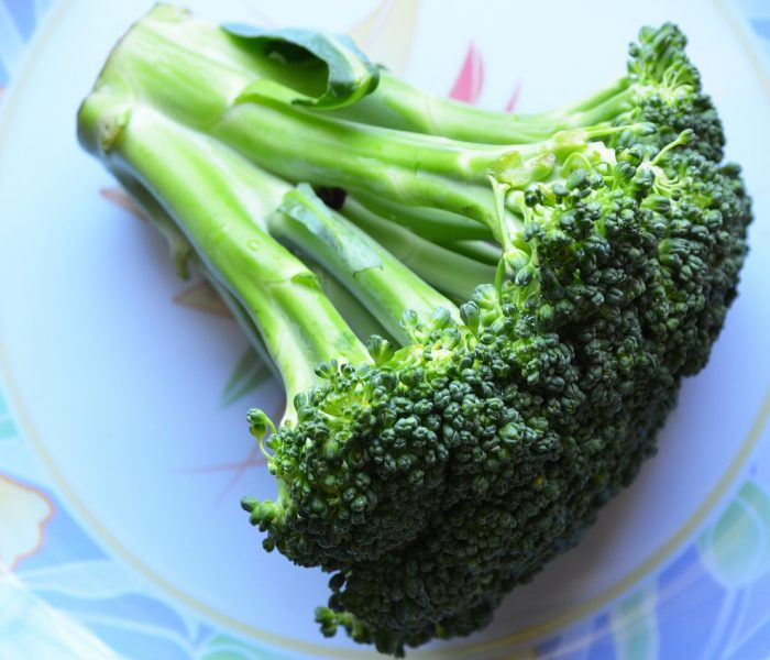 Walcz z kruchością kości z pomocą brokułów i szpinaku!