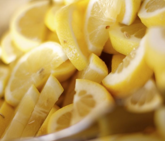 Jak wykorzystywać cytrynę i limonkę dla zdrowia?