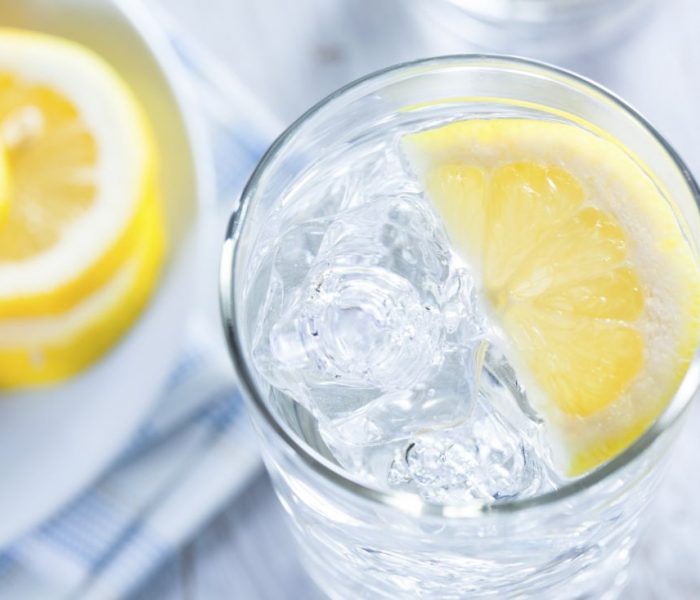 Woda z cytryną – 7 korzyści regularnego picia