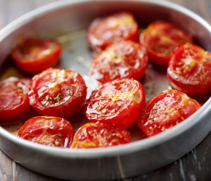 Przepis na pieczone pomidory i „eliksir” pomidorowy