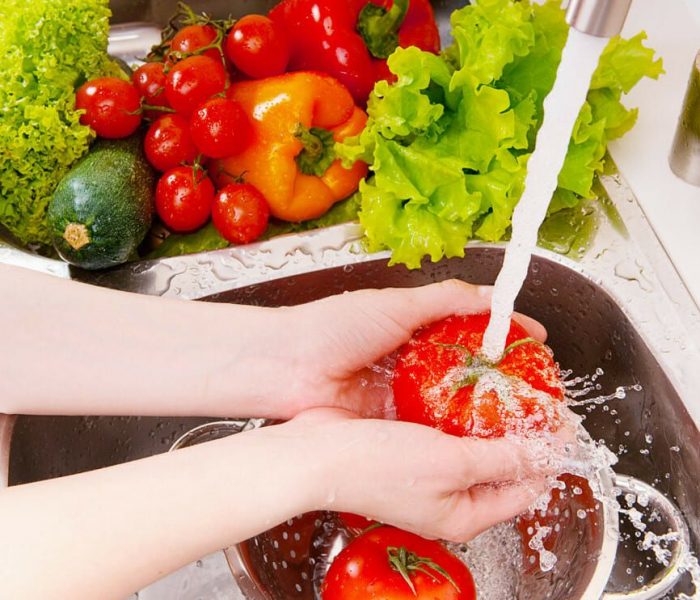 Czy można usunąć pestycydy z owoców i warzyw podczas mycia?