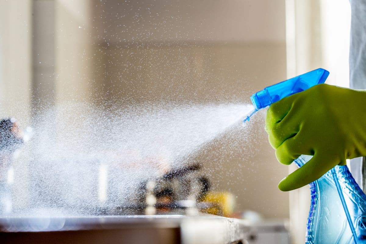 Czym myć powierzchnie, aby zniszczyć koronawirusa?